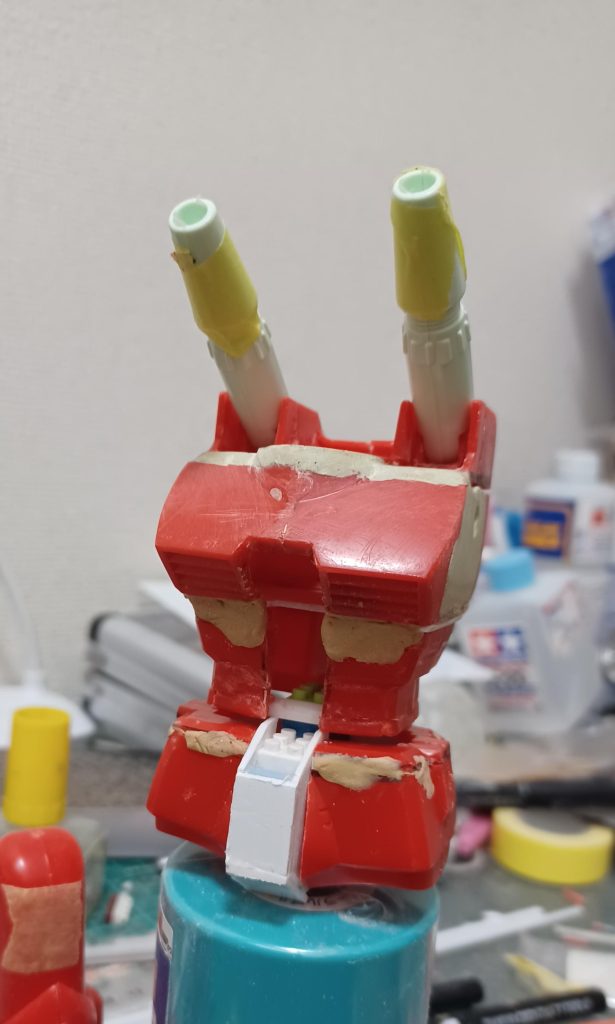 ボディは上半身を左右で詰め、腹はランナーを噛まして上下に延ばしつつウエストを絞ってます。