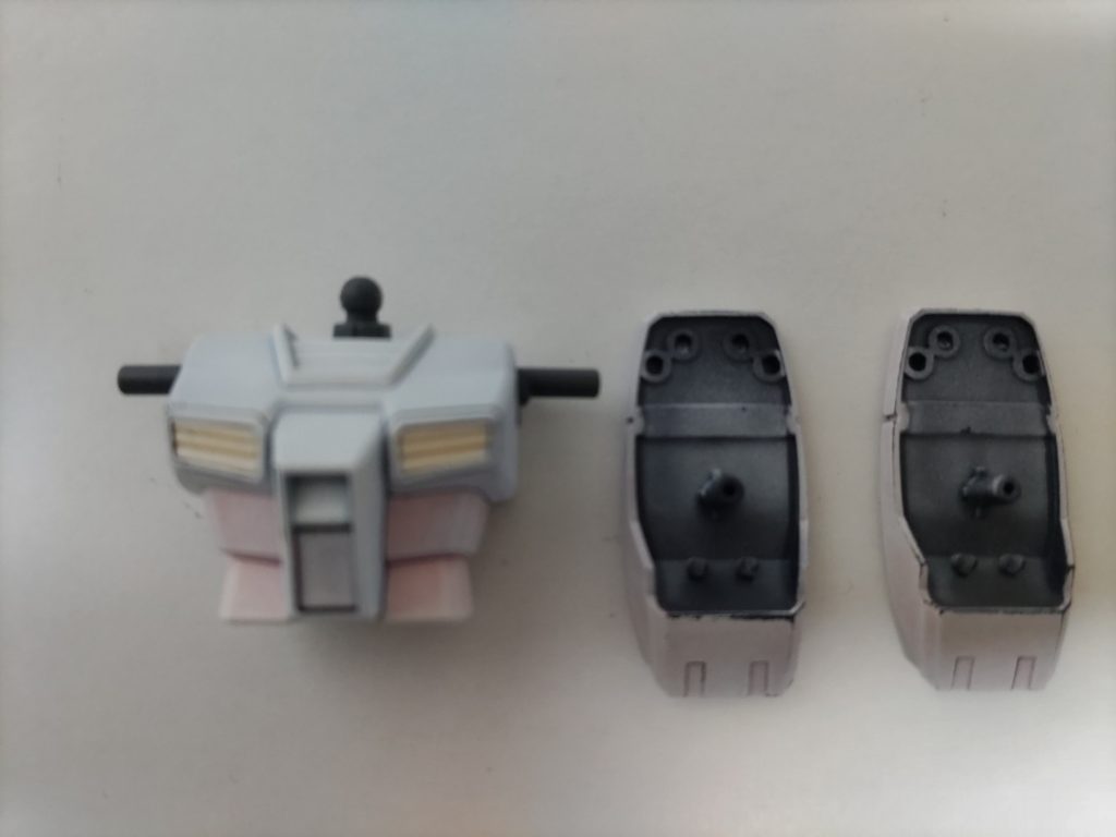 マジックリンで落とせます。サフの上に塗装しているので、真っ白とはいきませんが。        エッジが黒くなっているのは、マジックリンを洗い流すときに、ブラシで擦ったのでサフも剥がれて下地が出てしまいました。