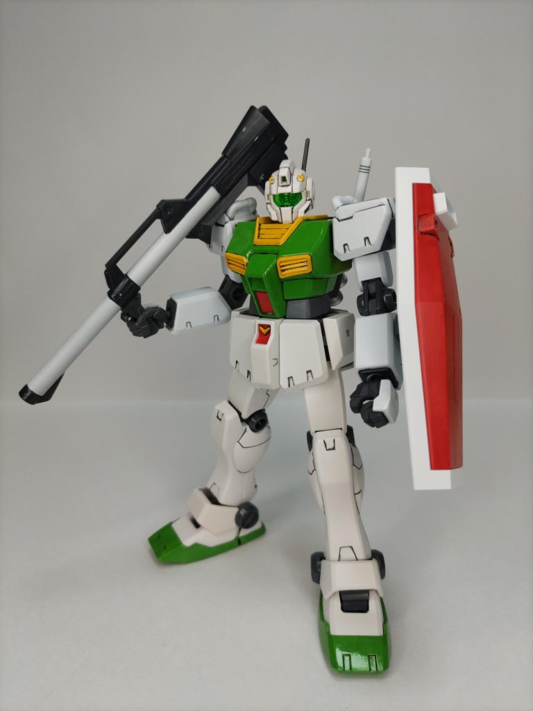 ジムⅡのエゥーゴ仕様が元ネタですが、ジムⅢもほぼ同じカラーなのでコックピットハッチは赤くしました。
