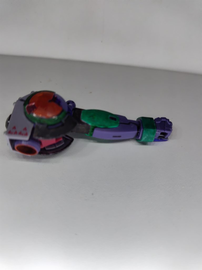 腕部分の塗装のシールの状態です。スラスター下部の隙間を封鎖しています。