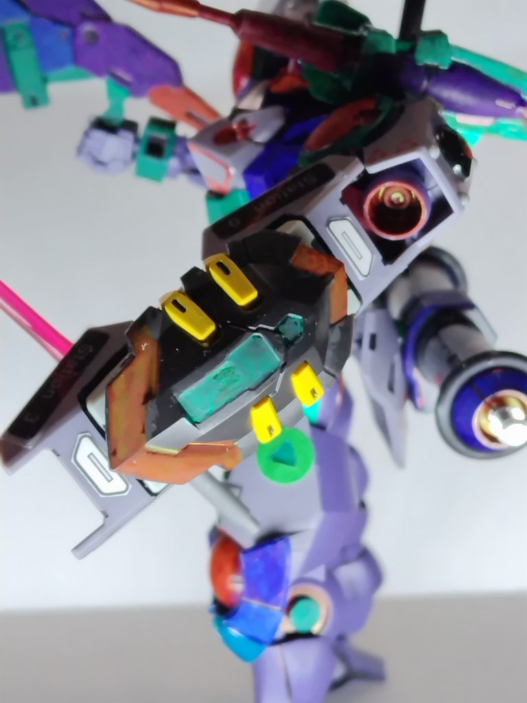 左腕の塗装とシールの状態です。