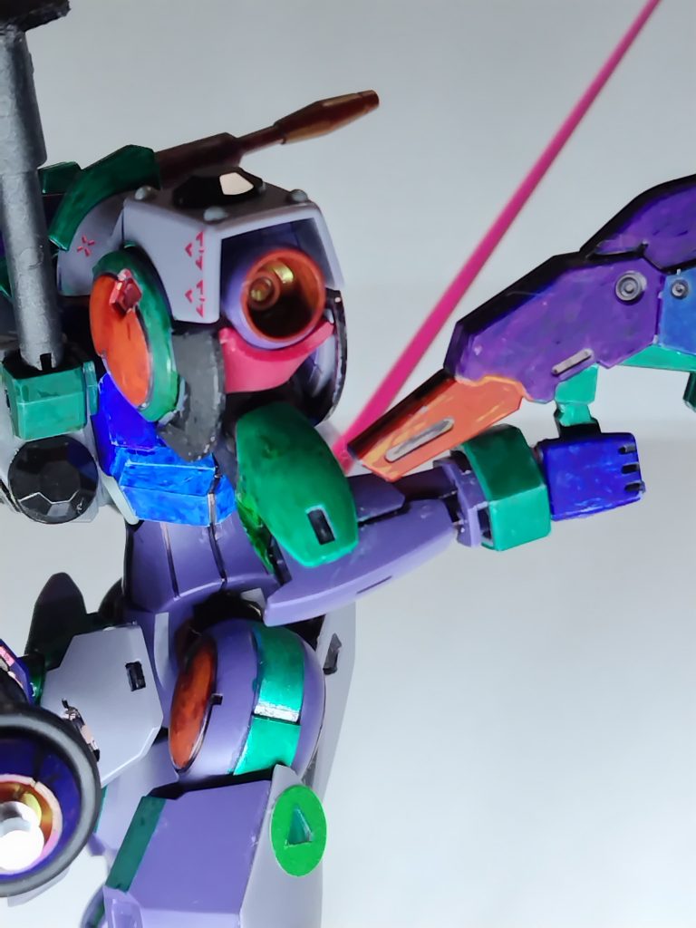 右腕の塗装とシールの塗装です。