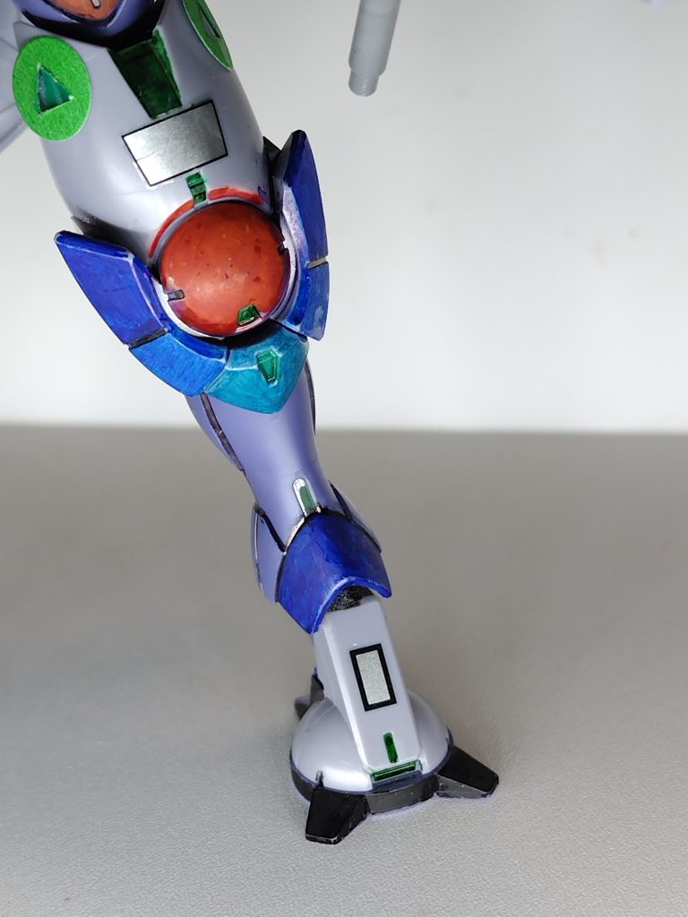 足の塗装とシールの状態です。足の甲部の隙間を封鎖しています。