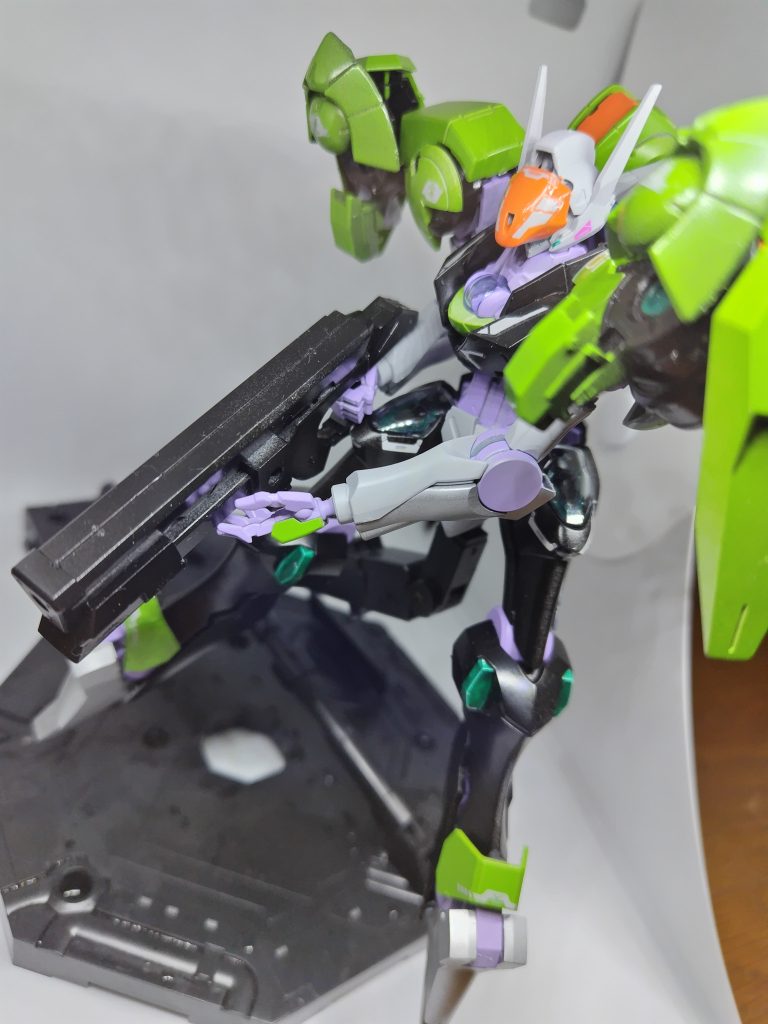 火器に関してはザウォートヘヴィのビームキャノンのビームガンのミキシングにて制作しました。また、肩の放出部からフレアもとい散弾型のビーム兵器を使えます、近寄られた時に撃つくらいですかね