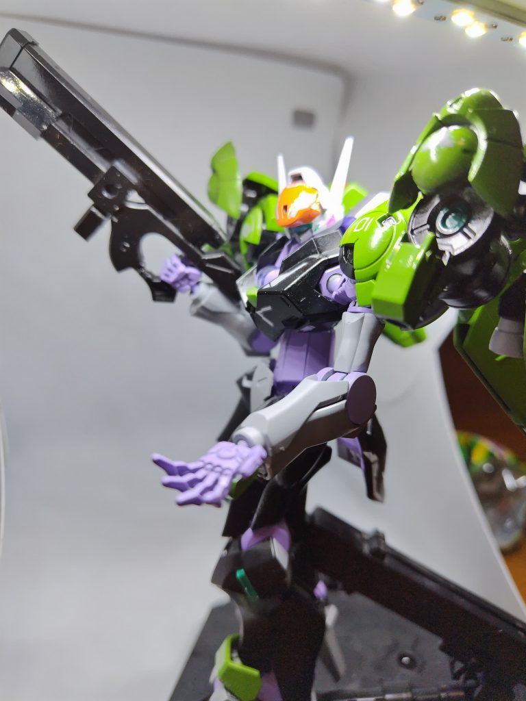 頭部はルブリスとザウォートのミキシング、肩はハインドリーの肩と脚のミキシング、残りはミカエリスとファラクト、そしてフライトユニットのミキシング機体となっています。