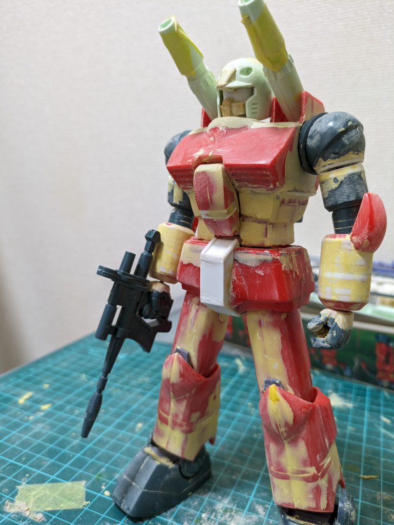 脛のフレームとしてジャンクパーツにジムカスの脛と足首を仕込んてます。上腕は2ミリほど延長して0.3ミリのプラ板を巻いて太くしてます。頭部も小型化してます。