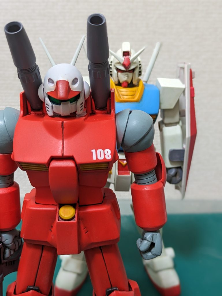 ガンキャノンの肩越しに見るガンダム