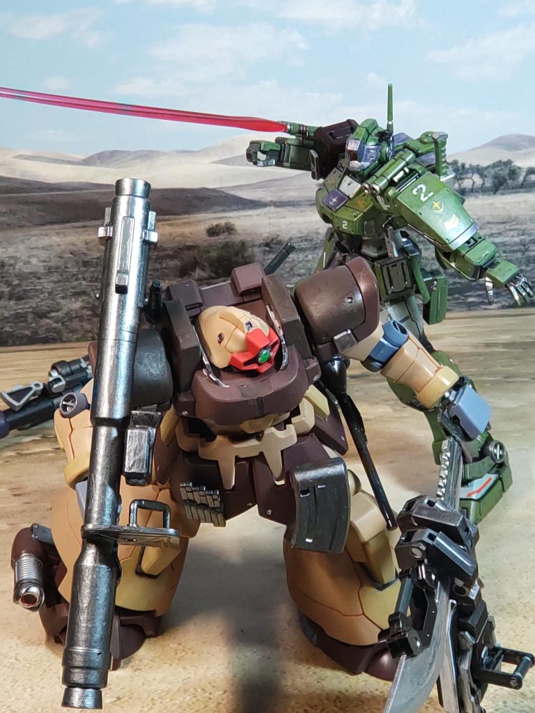 クローを絡めたシールドを手放し、ドム・トローペンの体勢を崩す「しまった❗❓」「もらった❗」