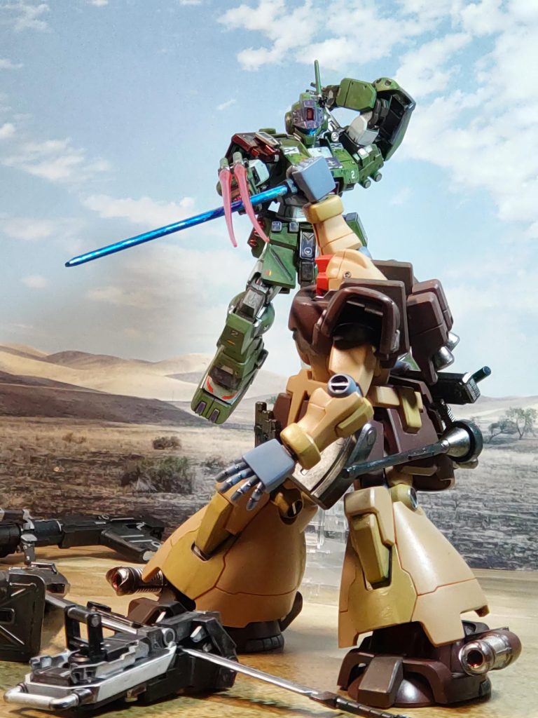 「まだだっ❗❗」武器をとっさに手放し、ヒート剣で受け止める「だが、これで終いだ❗」ジム・スパルタンがヒート・ダガーを抜き放つ❗