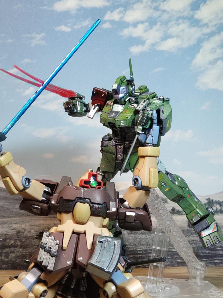 ガシィッ❗❗「なにっ❗❓見えない位置の攻撃がなぜ読める❓」ドム・トローペンは必殺のダガーを受け止めていた「その武器では急所しか狙えないからな❗」