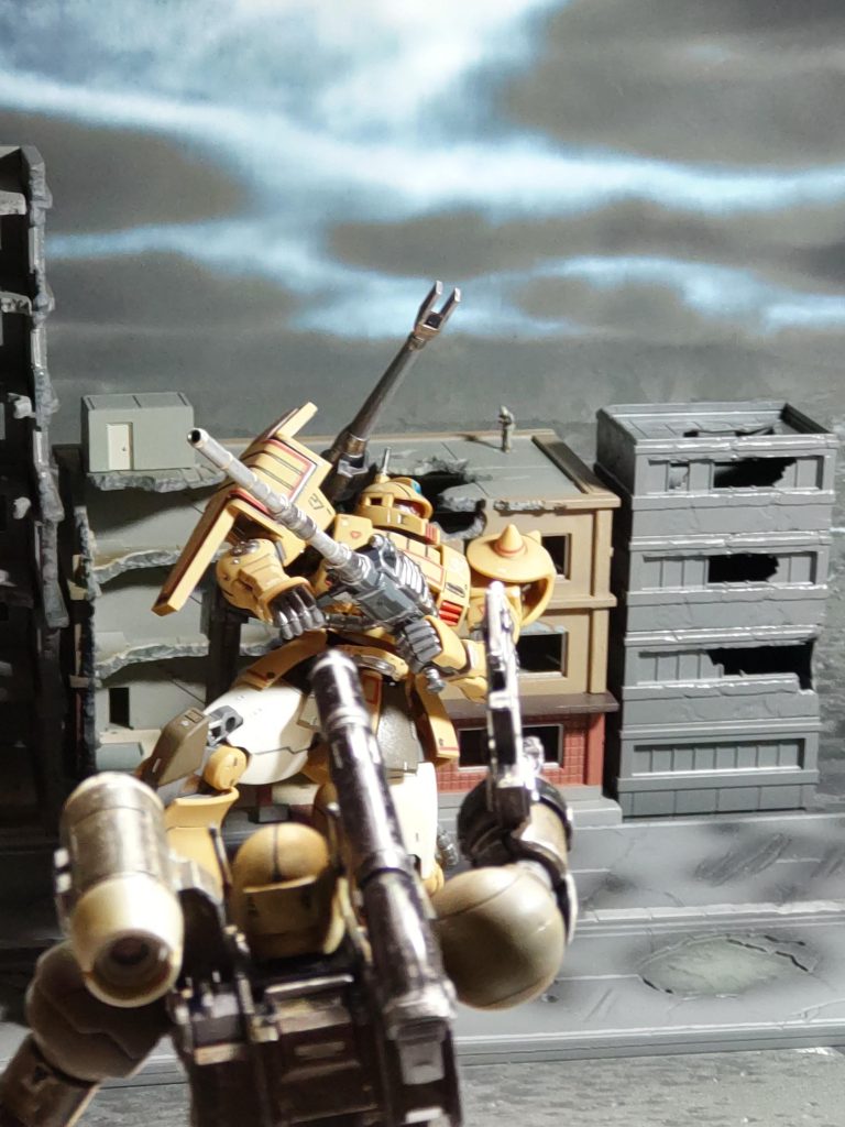 「おい、あそこに味方がいるぞ。いいのか?」「なにぃっ❗❓」ガンキャノンが指した先には、ジオン兵らしき人物がいた…