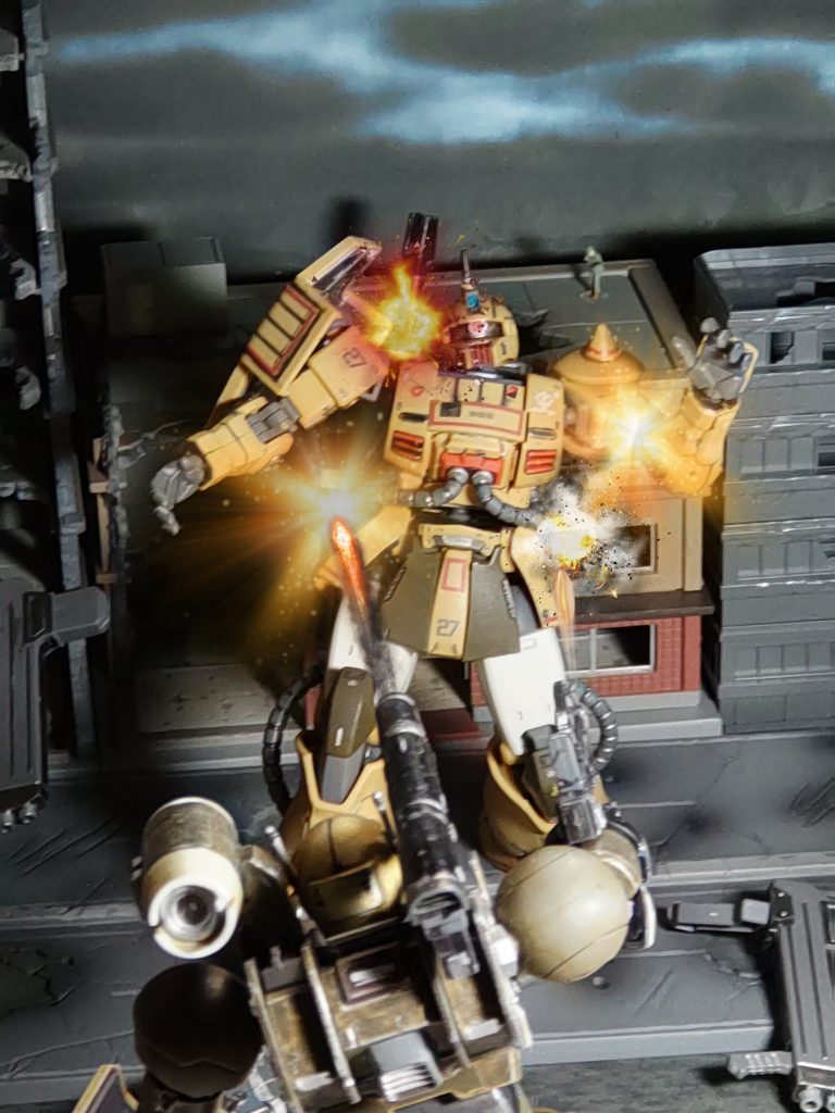 「ヒャッハー❗みんな血祭りだーーーーっ❗❗」「やらせるか❗」ドン❗バン❗バババッ❗ジオン兵の盾となるべく、飛び出すザク・キャノン