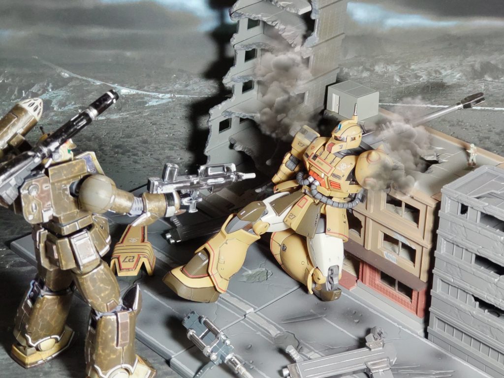 「アーーーーハッハッハッ❗バカめ、そいつは俺が用意した人形だ❗こんな所に人がいる訳ねえだろうが〜。アーーーーハッハッハッ❗❗」「ちくしょう……まんまと乗せられちまったぜ…」「さあ、きっちりトドメを刺してやる」ジリジリと歩み寄るガンキャノン