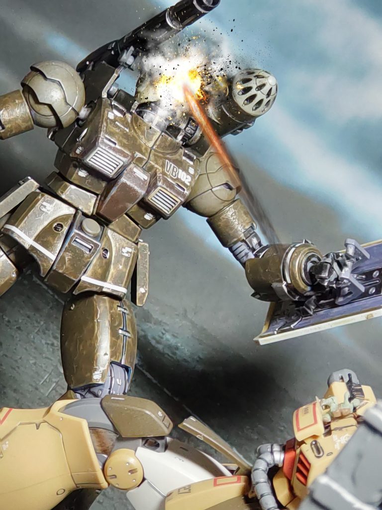 「くらいやがれっ❗❗」対MS用携帯ランチャーがガンキャノンの頭部へヒットした❗「ぐわーーーーーっ❗❗❗」