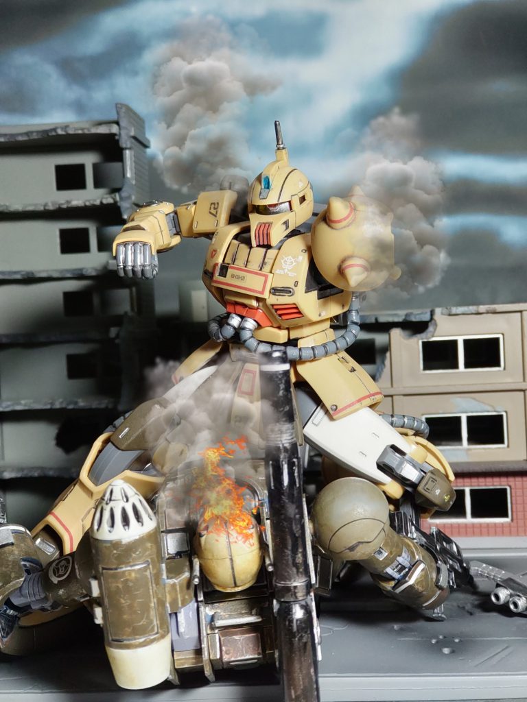 すかさず、ザク・キャノンはガンキャノンの馬乗りになる「さて…、俺はてめえみたいな真似はしねえ。ちゃんと一発で仕留めてやるよ。覚悟しな❗」「よ、よせーーーーっ❗❗」ガツンッ❗❗ザク・キャノンのパンチがコクピットに打ち下ろされた勝者、ザク・キャノン