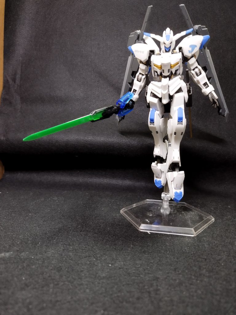 今回バエル本体は部分塗装、艶消し仕上げなのですが、追加パーツの青色が絶妙に違う色なんですよね。まぁ写真じゃよくわからないのでヨシ!