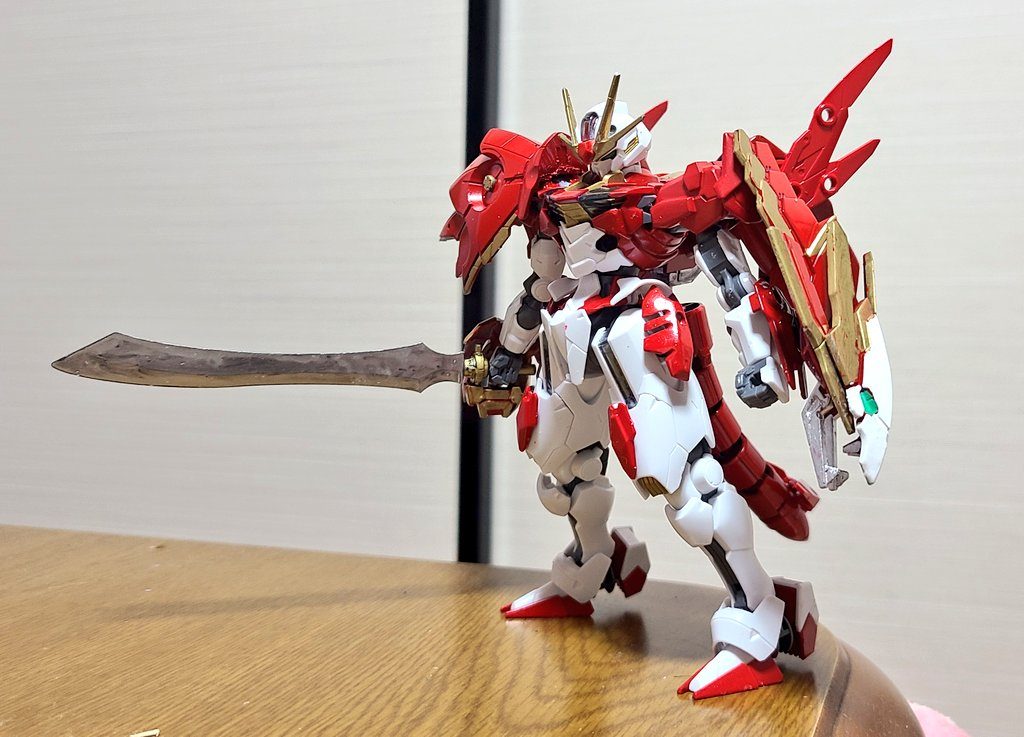 それが色々弄り倒した結果こうなったという途中経過このときは日本刀を外しており、曲刀一本にただ、元々日本刀つけたかったのに外したら本末転倒ということで没になり、今の姿になりました。