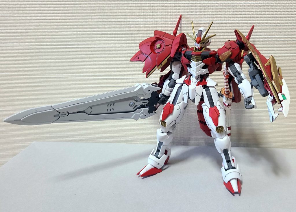 正面からのショット。大剣や各種装甲は30MMから日本刀はビルドパーツより拝借しました。また、頭部のアンテナは後ろのものを一度切除し、正面のものに接着・リペイントしました。