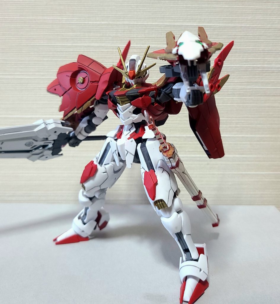 ドラグクローで攻撃!噛みついたり口(?)から熱光線を出したりします30MMにあったものをリペイントし使用。余談ですがイメージは某龍騎のストライクベントです