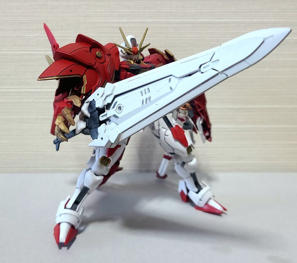 大剣を構えて片手持ちできる大剣は持っているだけで映えるのでかなり趣味です。