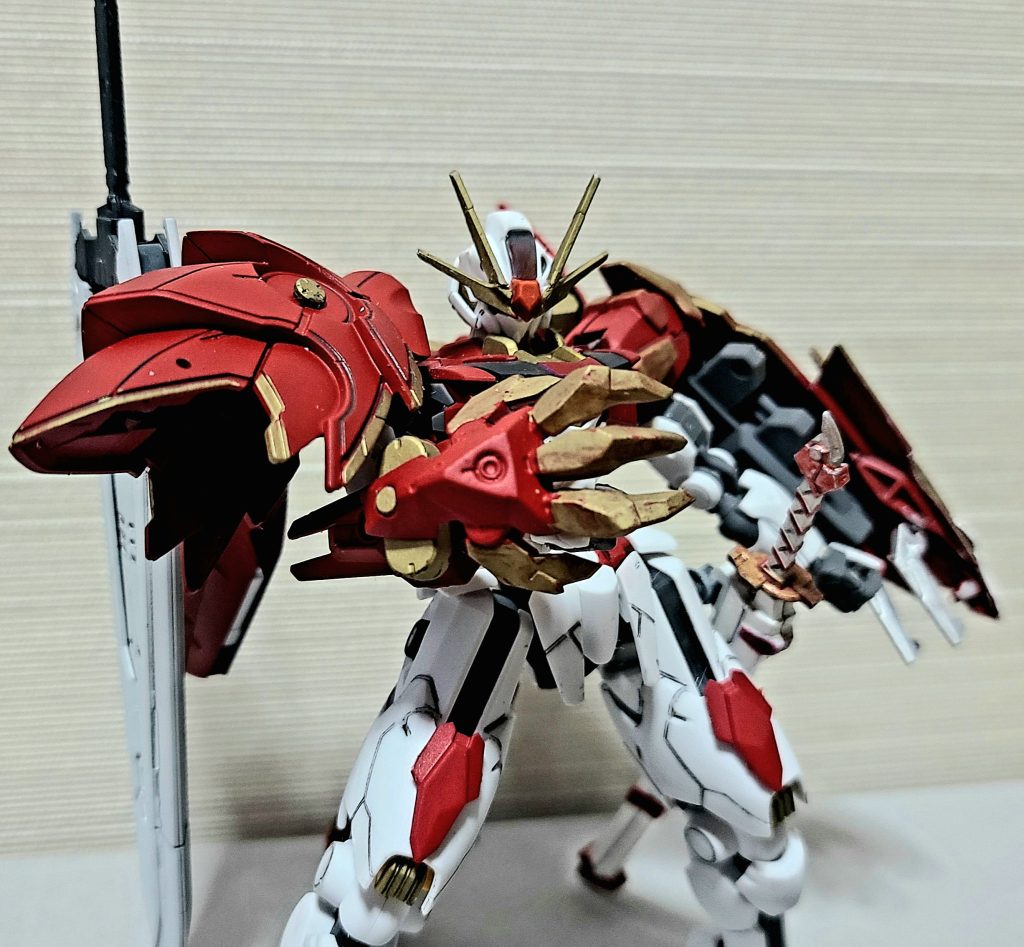 右腕にはナックルガード兼クローを装備。防御力とパンチ力を高めています。こちらは30MSのものをリペイントし、背中用ガンビットと接続パーツを用いて装備ました。