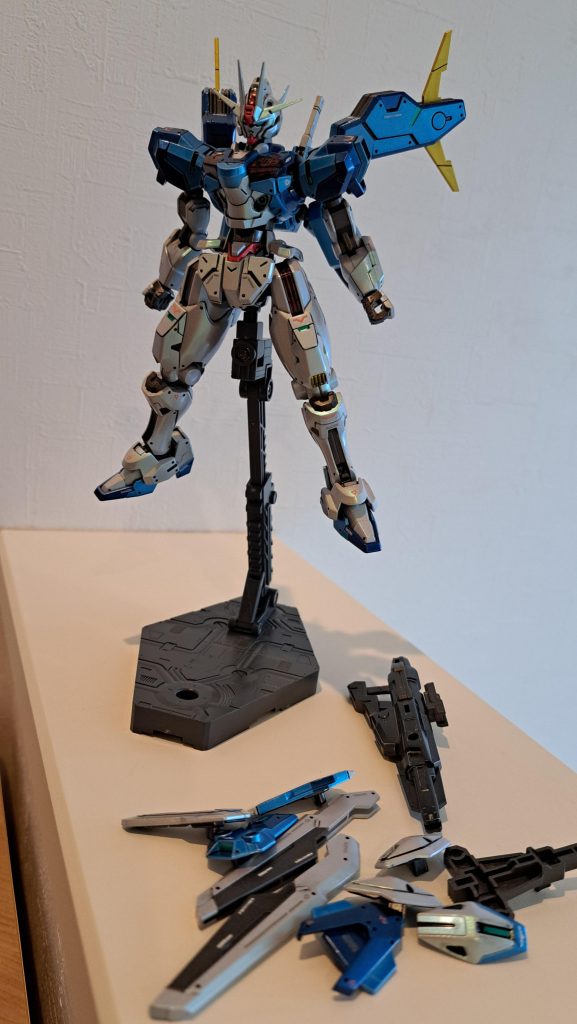 エンディングみたく飾りたいですなぁ。リード線とか使った方がいいか、ジオングの腕みたいな？