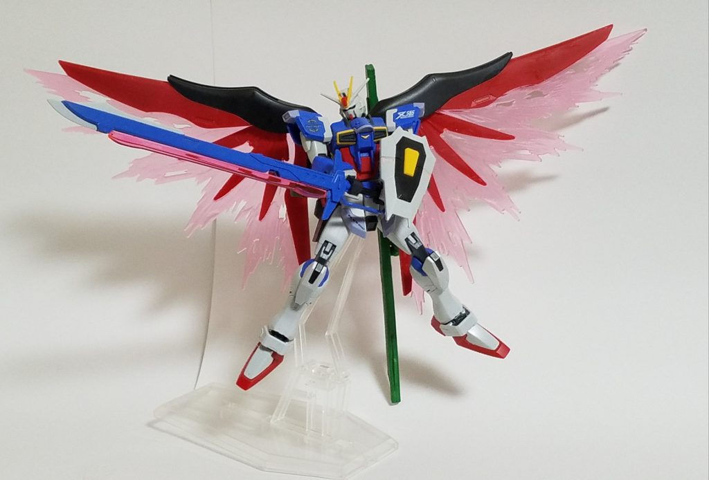 腕部と胴体部はインパルスなので持たせられるか心配でしたが、ちゃんと持たせられました。そもそも、ビームソードなのに折り畳みにしたら耐久性に不安あるでしょう(ZZみたいなハイパービームサーベルなら話は大分別だろうけど)