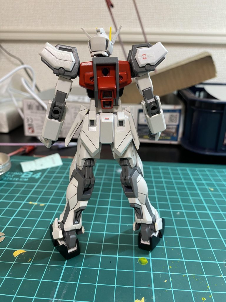 奥ばった所の塗装は細ふでで塗り。はみ出したりした時は皆さんどう処理するんですかね?ソードストライクにしてみたいけど売ってないみたいですね…次はまたEGストライクでブラストインパルスに合わせて塗ります。