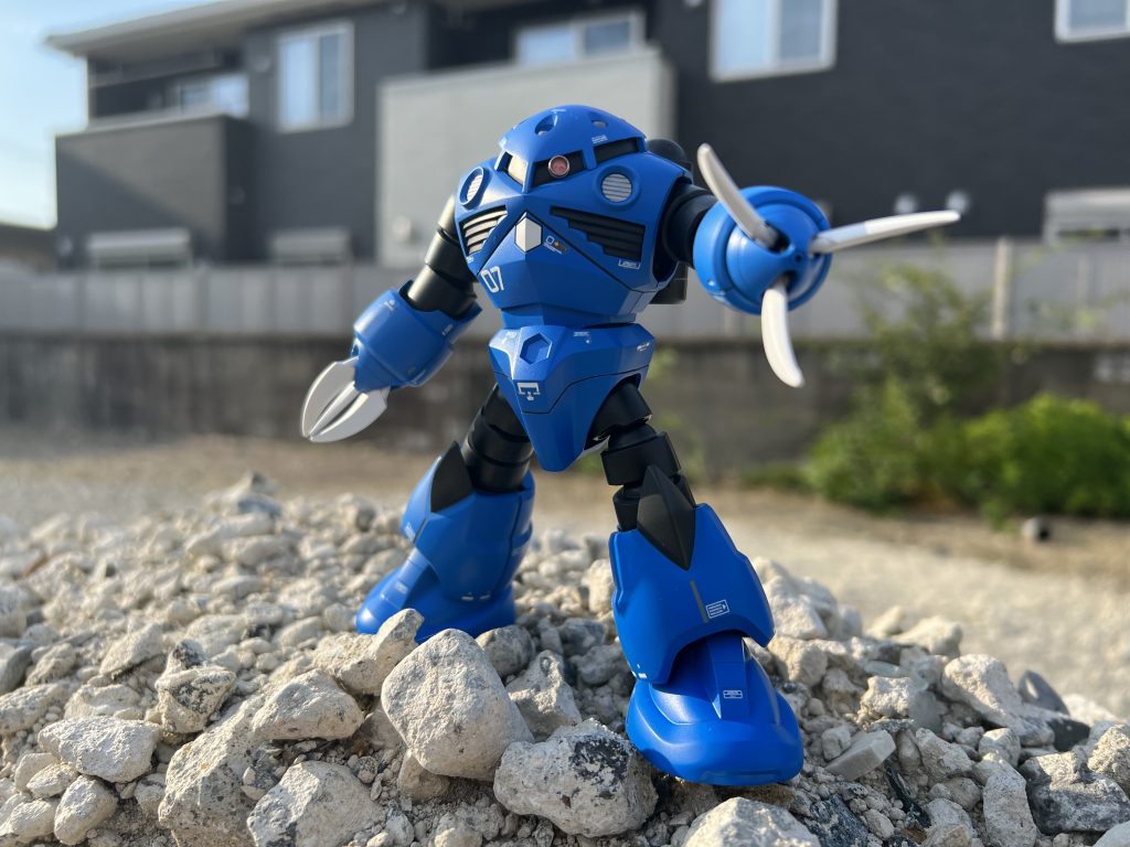 バックパックと腰パーツと腕は合わせ目消しを行い胴体は段落ちモールド処理 コックピットはホワイトで塗り付属のシールをマスキングテープ代わりに使いました