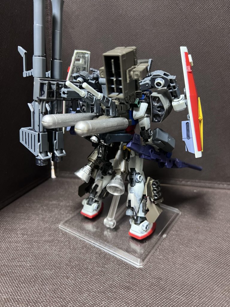 背部です。ビームライフル用のタンクを2つ、その上にビームサーベル付けてます。アーマー装備時は使えない仕様です