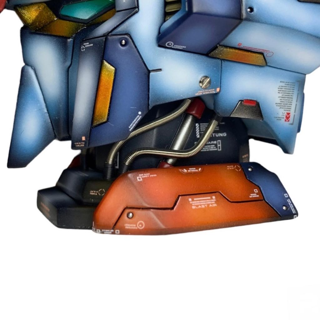 首周りはプラ棒を使ったり、パイプを使用してメカメカしくディテールアップ。地味に長さの調整とか大変でした。パイプの中には真鍮線を入れて形をキープして、接続部にはネオジウム磁石を入れています。