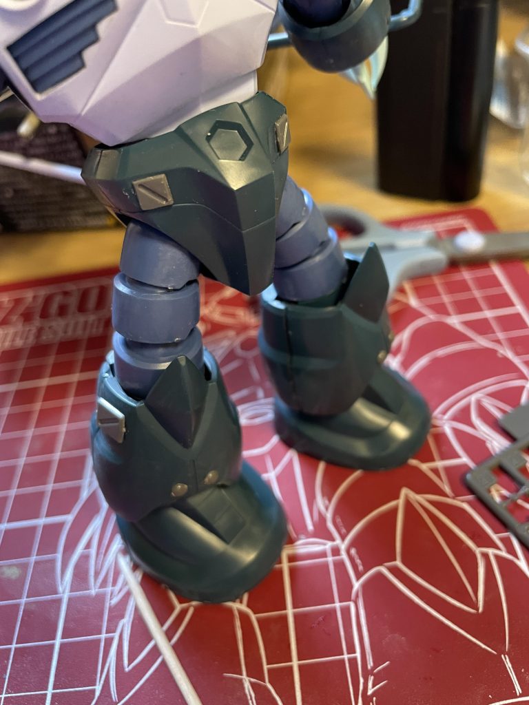 脚とパンツにディテールを加えました。瞬間接着剤で貼っています。