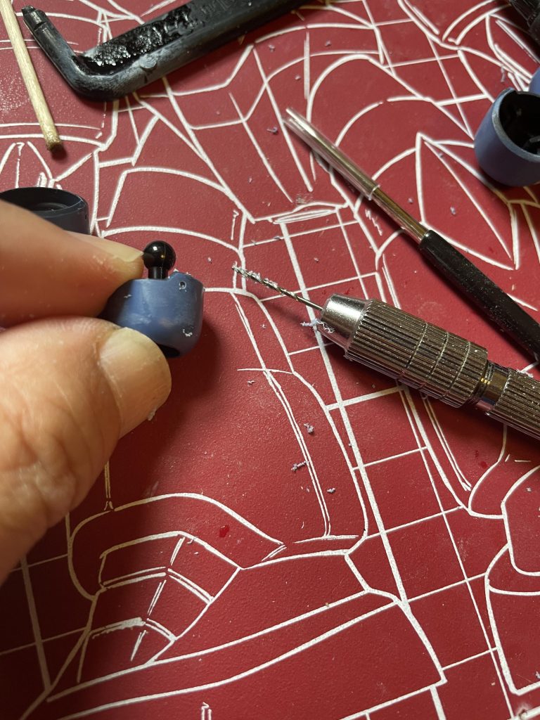 腕と太ももの蛇腹に穴あけ。