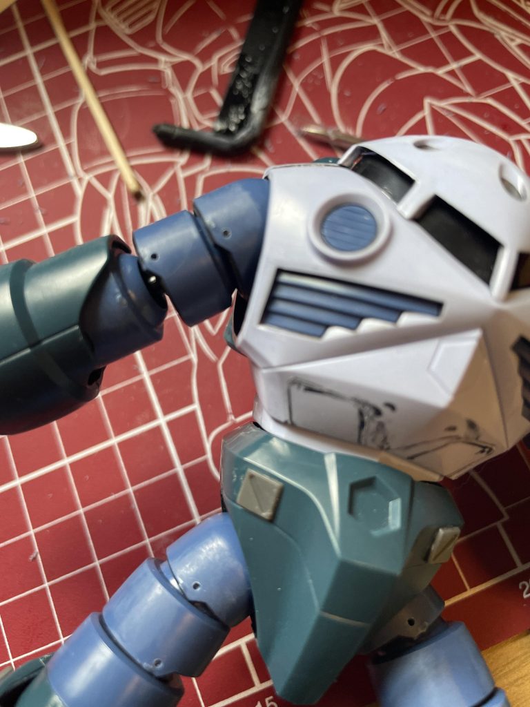 ズゴックは水陸両用MSなので、水抜き穴のようなディテールになります。