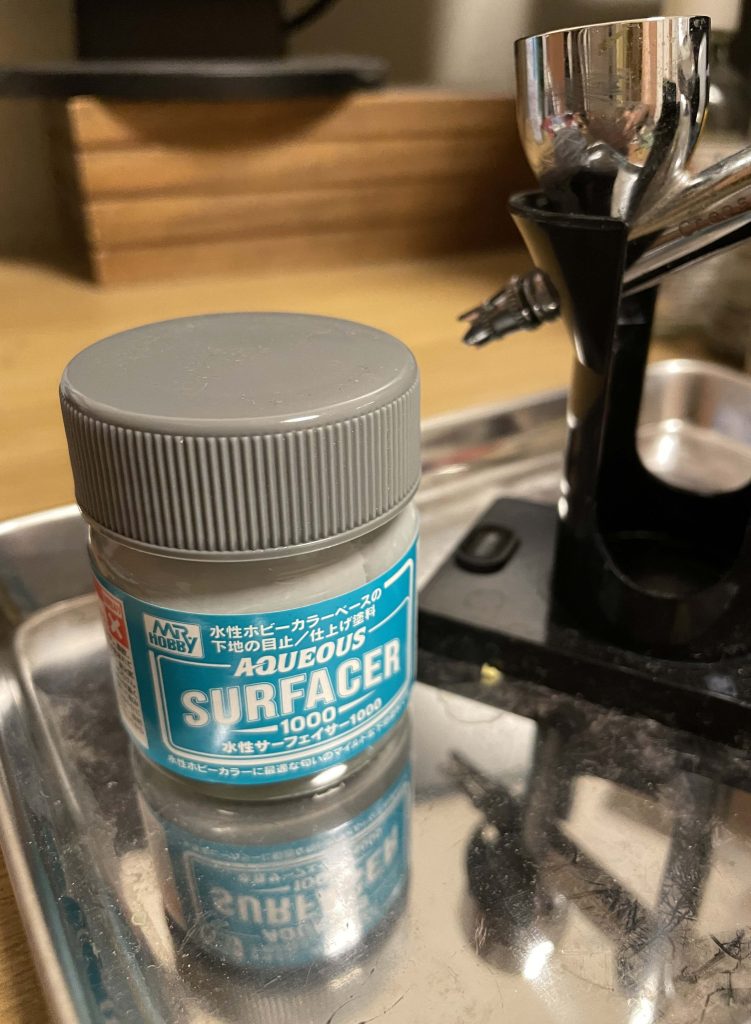 初めて水性サーフェイサーを使ってみました。匂いも少なく手入れも簡単でおすすめです。エアブラシだと塗膜薄く拭くことができるので、モールドのエッジが潰れにくく好みの仕上がりになりました。