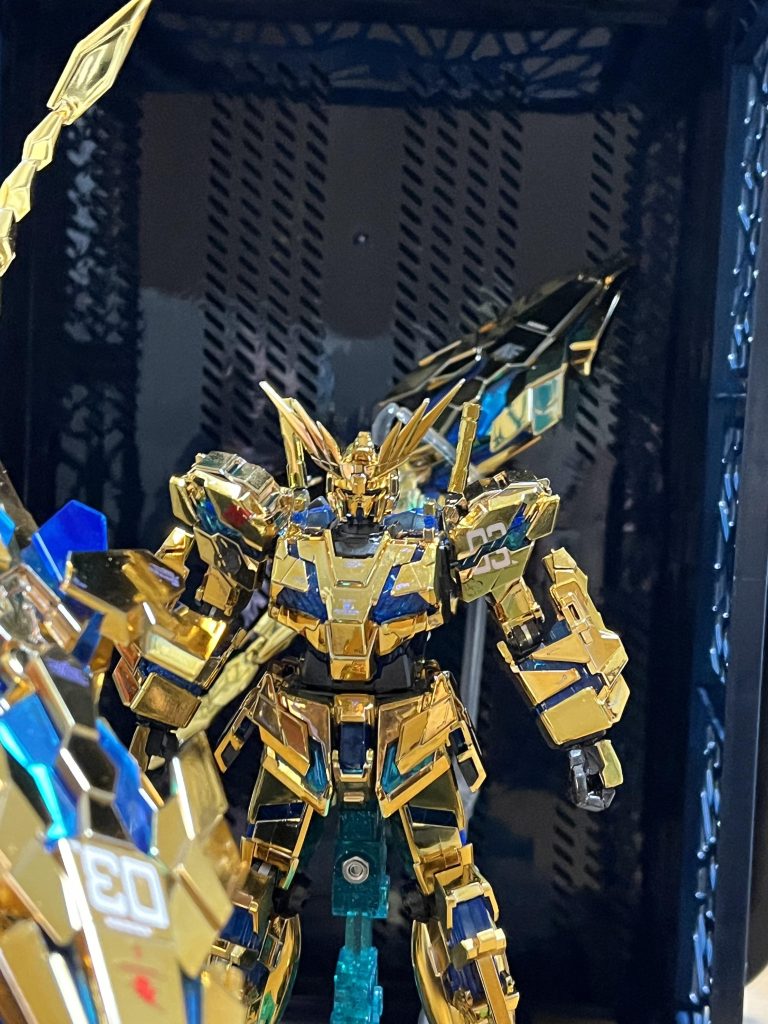 ゴールドコーティングの塗装はランナーなどでテストを重ねました。最初はドライ→セミウエット→ウエットと言った手順です。ドライの状態の艶が消えた状態もかなり綺麗でこのまま行こうかと迷いました…。クリアオレンジなどでフチにグラデーションをかければ個性が出せたかなと後悔してます。ゴールドコーティングに塗装をした感想は案外イケるんだな、と。