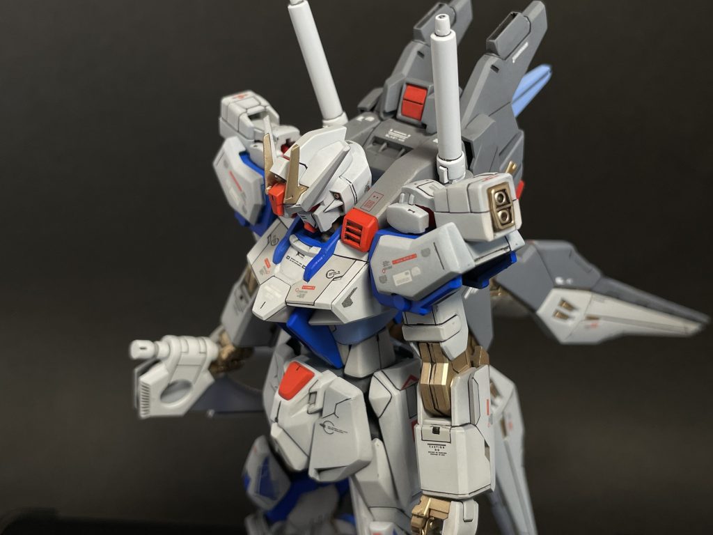 俯瞰図今回の本体の大型改修はコチラの肩部たまたま前述の通りジャンク品があったので、このような形にまとまりましたが、実は今回、ストライカーパック無しでシンプルに作成する予定だったのです。そして各部のディテールを小さな変更にとどめて、とにかくシンプルストライクにするつもりでいたのですが…今回作成したストライカーがコチャコチャしてるので、本体も少しコッテリ目のディテールアップが必要かと考えましたその結果が、この肩部プラモ狂四郎の紅いガンダムの肩っぽくなった笑わかる人は同年代です笑
