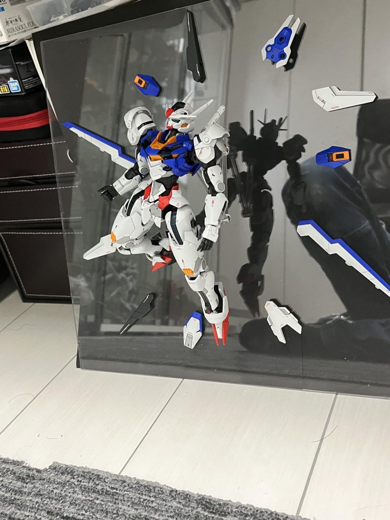 背面は4mmのアクリルです。数年前に端材を友人に頂いた物をカットして利用しました。