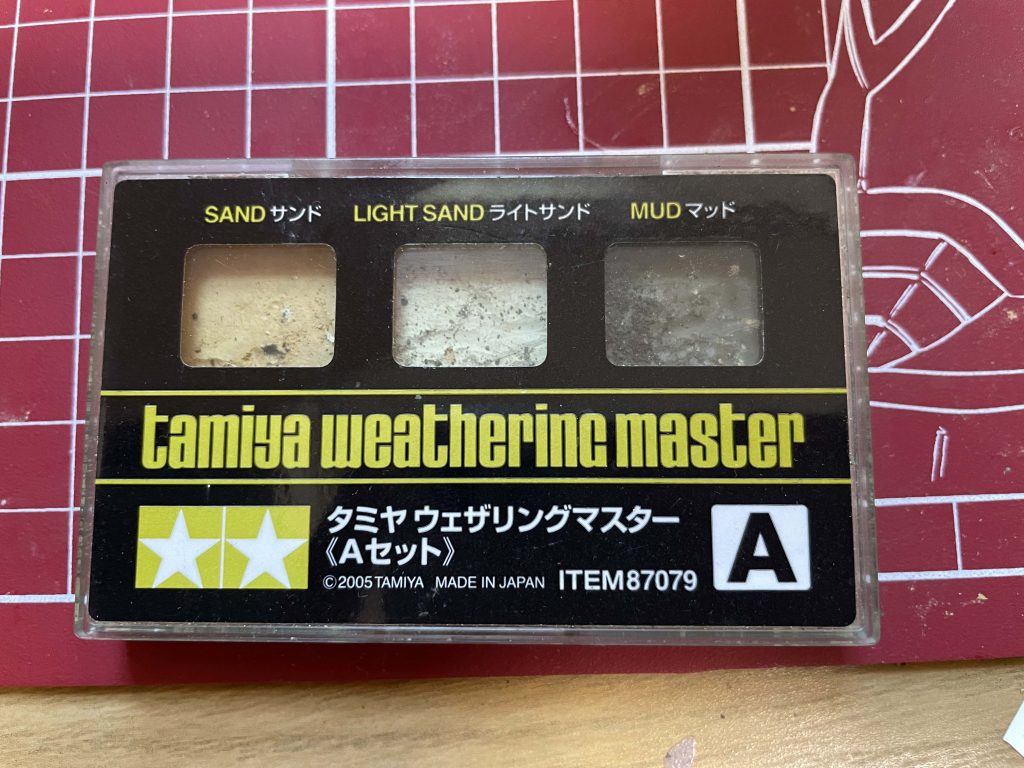 汚しは田宮のウェザリングマスターを擦り付けてつけました。一度盛ってから濡らした筆で伸ばすとそれっぽくなります。