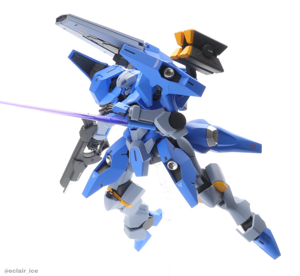 左腕ビームサーベルは直接展開できるようにしています。【塗装】本体ブルー:アイスコバルトブルー本体グレー:ライトブルーグレー黄色:キャラクターイエロー関節など:メカサフスーパーヘビィシルバー部分:タミヤメタルシルバー