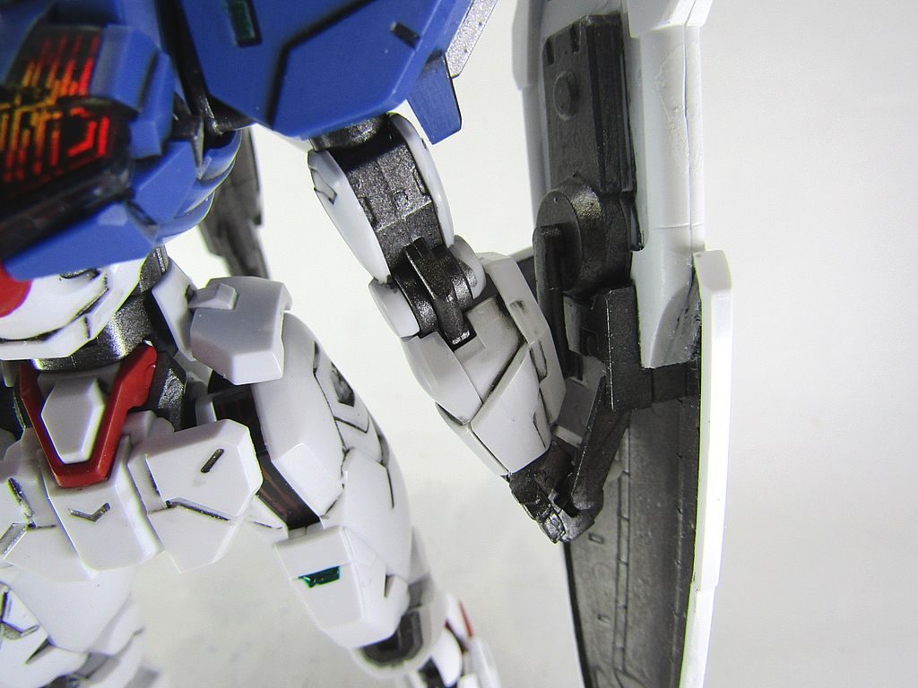 シールドはランナーを加工して補助ステーを作成し固定。