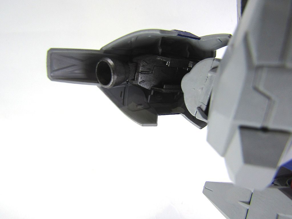 肩はグエルディランザにHGUCのGP01FBのバーニアをランナータグを使って固定できるようにしました。水星の魔女でバーニアを探しましたが、良さそうのが見つかりませんでした。