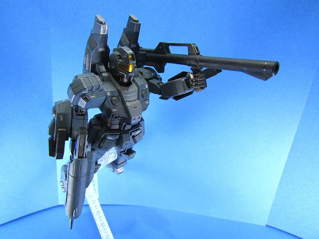 バズーカは小型高速魚雷発射管という設定です。3機落とせばエース?なので、一般兵には継戦能力がそれほどいらないのかもしれませんが、弾数が足りない気がします。費用対効果的にはもっと戦果を挙げることを期待してもらいたいので、魚雷を追加しました。