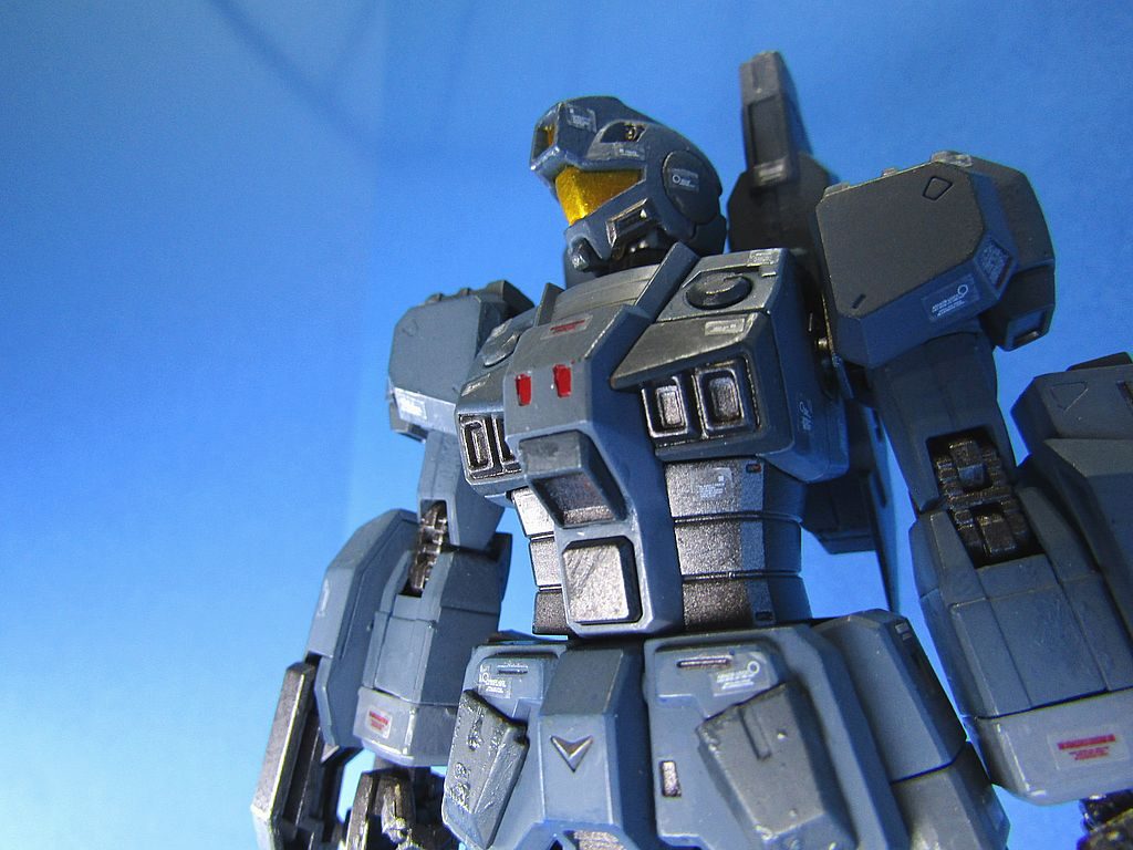 水中っぽくするために、色画用紙を背景に使ってみましたがいかがでしたでしょうか?アクアジムは何となく水中戦しなさそうな感じがして好きでないです。サンダーボルトのガンキャノン・アクア、HG化してほしいです。