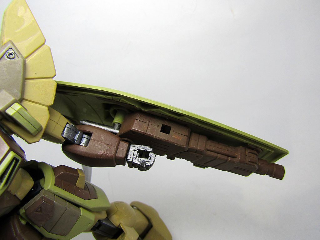 継戦能力向上のため、グレネードランチャーを追加。ガンプラバトルアームアームズのランチャー?です。シールドの接続位置を変えたかったため、ランナーでパーツを作るついでに追加しました。