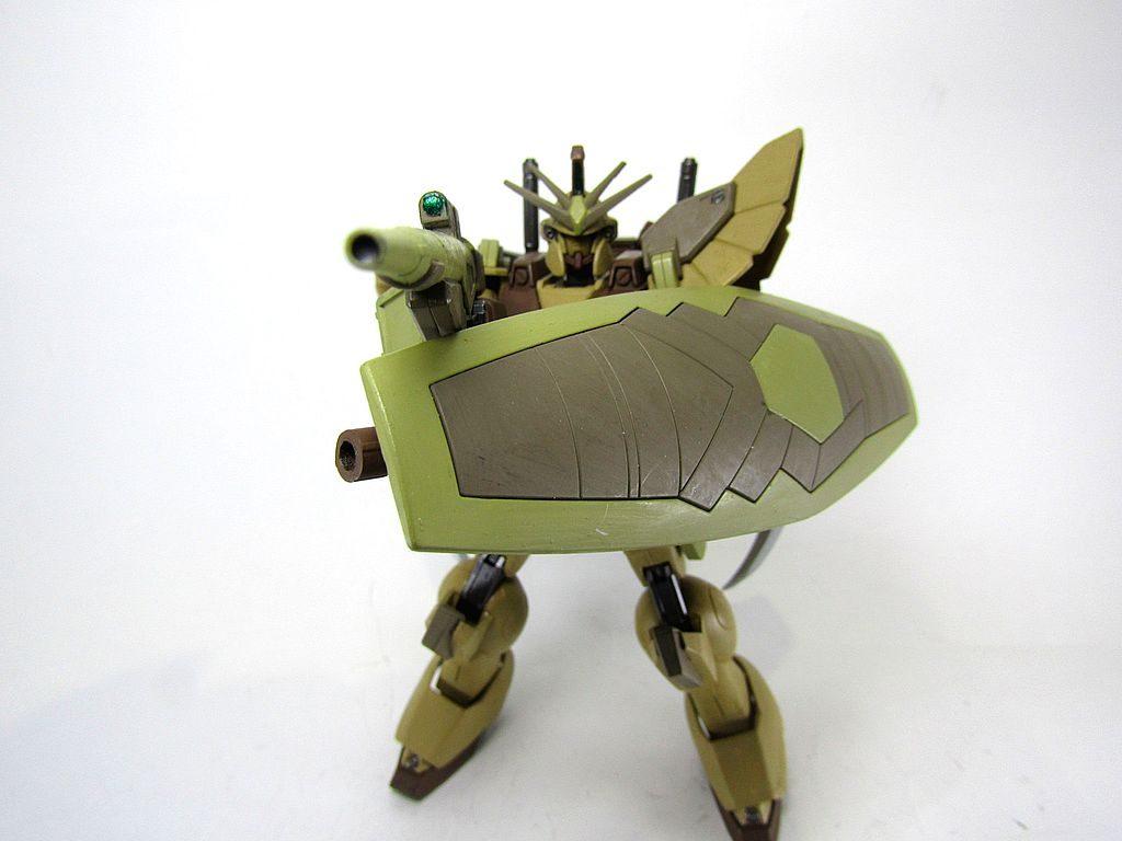 後方?で射撃戦をするサンドロックカスタム。