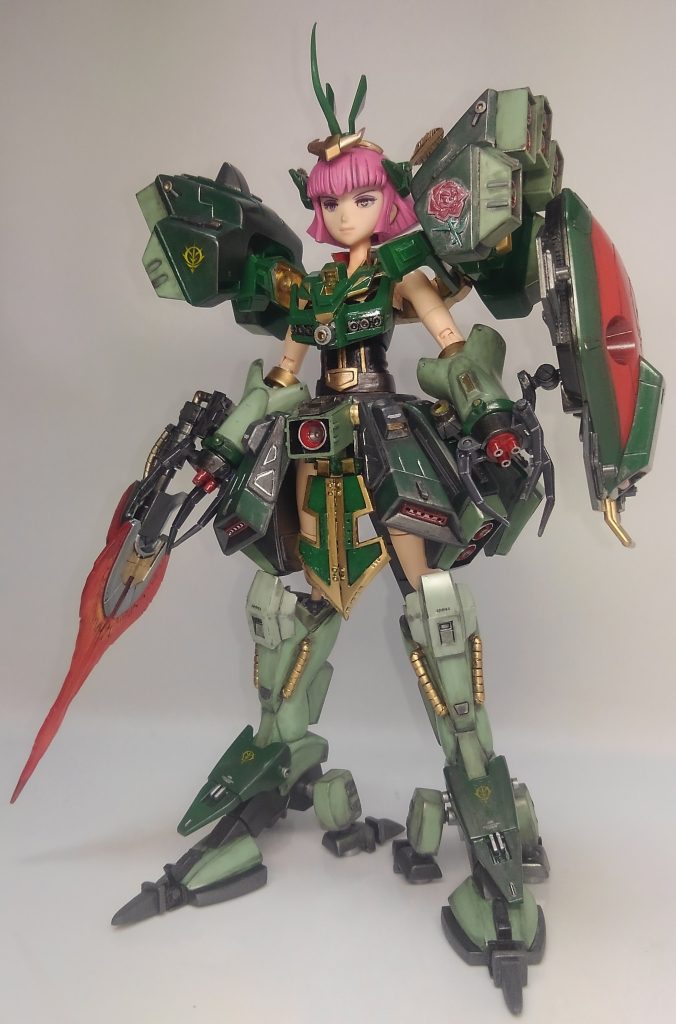 ハマーンと合体出来ます。ハマンマと名付けましたw膝はポーズ付けできるくらいの可動でほぼ固定です。腕は可動できますが重すぎてへたるので上げられません。ほぼ固定モデルです。だいぶ重くなったので可動は捨てました。