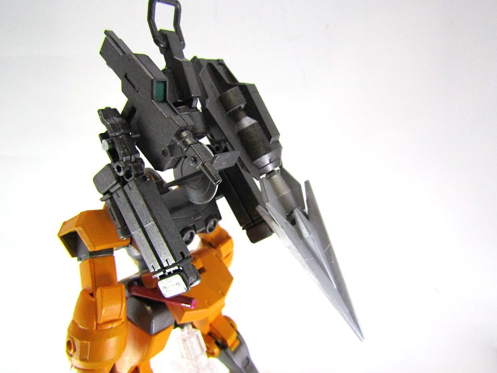 ドリル・丸のこ・溶接機を背中のアームで保持しています。ランナータグのあたりで固定具を作成し、アームで保持しています。