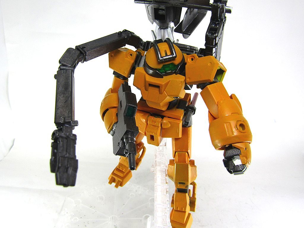 アームで押さえながら溶接します。