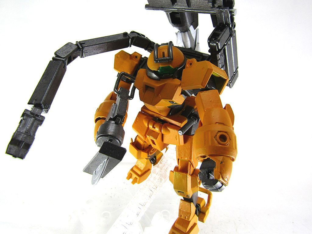 丸のこで切断する時はアームで押さえます。